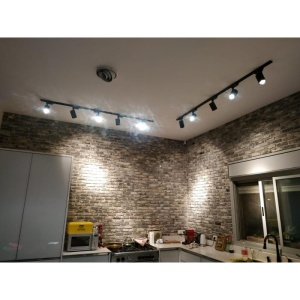 spoturi LED Techstar negre montate in bucatarie moderna