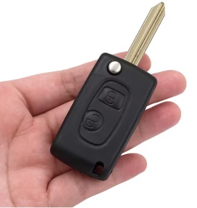 Carcasa cheie auto transformatoare in flip 2 butoane cu lama SX9 pentru Citroen Saxo Xsara Picasso Berlingo 1999-2008 prezentare in mana
