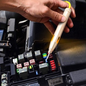 Verificare baterie auto cu tester de tensiune portabil
