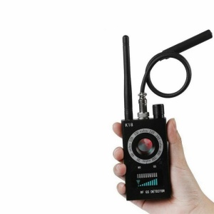 Detector aparate spionaj Techstar K18 tinut in mana cu antena si lupa circulara
