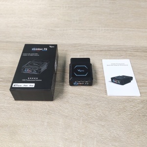 Adaptor diagnoză Vgate vLinker FS Bluetooth OBD2 – fotografie reală pe birou, lângă card