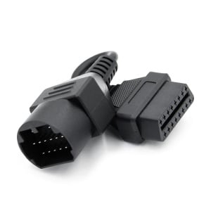 Adaptor Mazda 17 pini la OBD2 16 pini, vedere laterală pe fundal alb