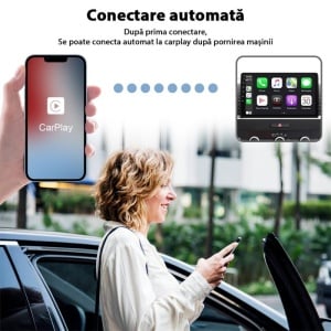 Sofer utilizand adaptor wireless CarPlay in masina