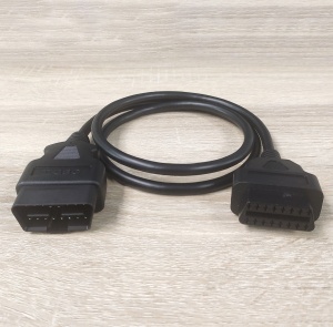 Gros-plan mufe OBD2 pe fundal lemn, cablu prelungitor 100 cm