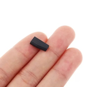 Cip transponder 4D63 ținut între degete – mărime compactă