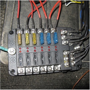 Panou de siguranțe auto Techstar instalat în vehicul cu cablurile conectate la circuite