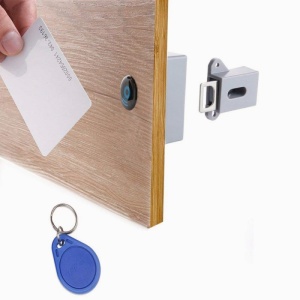 Incuietoare inteligenta Techstar alba cu card RFID si montaj pe usa