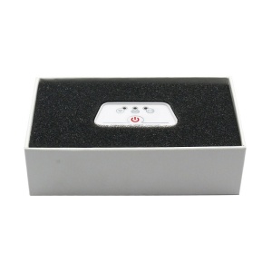 Adaptor Vgate iCar2 alb-negru cu logo inscriptionat pentru diagnoza auto