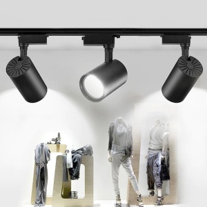 spot LED Techstar negru in showroom de mobilier