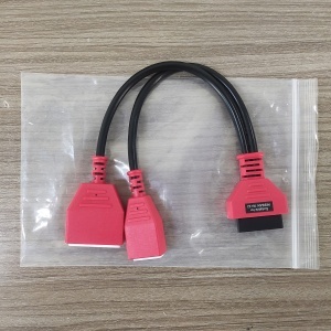 Adaptor OBD2–Nissan 16/32p, detaliu pe fundal lemn cu mufe rosii