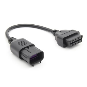 Prim-plan conector Polaris 8 pini cu capace, cablu spre OBD2
