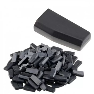 Cip 4D63 ID63 blank pe alb, lângă lot de cipuri tip carbon