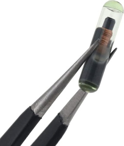 Cip transponder auto aftermarket blank ID48 CAN tip sticla A2 TP25 compatibil Audi criptat vedere apropiata cu penseta