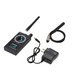 Detector aparate spionaj Techstar K18 cu accesorii incluse pe fundal alb