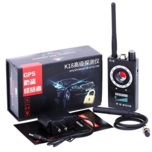 Detector aparate spionaj Techstar K18 cu antena si accesorii pe fundal alb