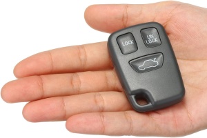 Dimensiune carcasă cheie Volvo prezentată în palmă