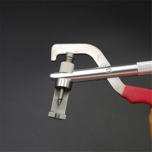 Detaliu extractor metalic Techstar pentru pini si lame de chei auto pliabile