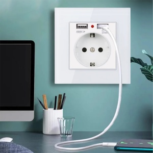 Priza auriu cu 2 porturi USB montata langa pat