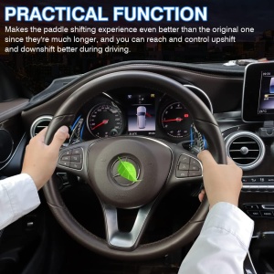 Detaliu padele carbon montate pe volan sport Mercedes