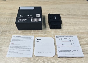 Vgate vLinker MS – fotografie reală pe birou lângă documentație / carduri