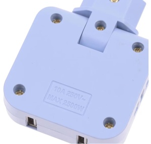 Vedere spate adaptor triplu cu porturi USB si prize Schuko