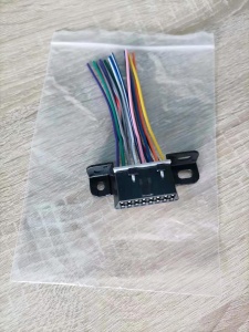 Fotografie reala conector OBD2 femela cu fire, pigtail 10 cm, pe fundal textil
