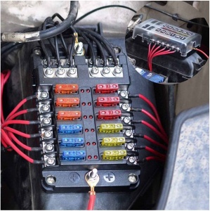 Cutie de siguranțe Techstar montată în instalație electrică auto, cu 12 circuite și LED-uri de avertizare
