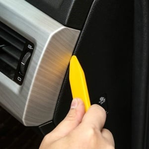 Instrument de demontare pentru bord auto