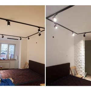 sina Techstar RailRacks neagra montata in tavan cu spoturi LED