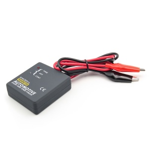 Tester tensiune auto cu cabluri rosii si negre pe fundal alb