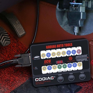 GODIAG GT100 conectat in vehicul pentru diagnoza auto, monitorizare tensiune si verificare comunicatie OBD2