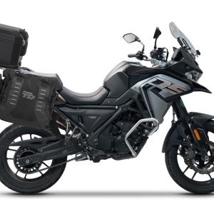 Set of SHAD TERRA TR40 adventure saddlebags and SHAD TERRA aluminium top case TR55 PURE BLACK, including mounting kit SHAD VOGE 650 DS/DSX