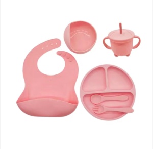 Set Hranire si Diversificare Bebelusi din Silicon BPA Free 6 Piese, Bavetica cu Buzunar, Bol cu Ventuza, Farfurie Compartimentata, Pahar cu Capac si Pai, Furculita si Lingurita Roz - Img 5