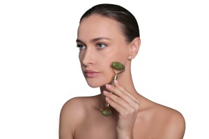 Aparat de Masaj Facial din jad Loveskin - Jade Roller - Rola de jad pentru imbunatatirea circulatiei, fermitate si intinerire - Img 8