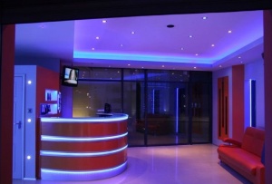 Banda LED RGB Multicolora cu Telecomanda, 300 LED-uri, Lungime 5m, Interior Exterior, Rezistenta la Apa - Img 3