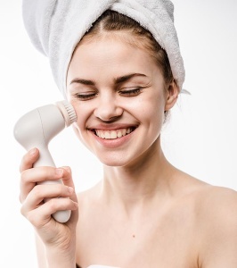 Perie Electrica Ingrijire Piele, Beauty Care Massager, pentru Fata si Corp, 5x Capete de Schimb, 2x Trepte de Viteza, Fara Fir, Culoare Roz - Img 10