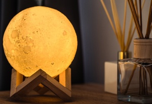 Difuzor de aromaterapie ultrasonic/umidificator si lampa de veghe MoonLight, 880ml, 3 variante de lumina - Img 2