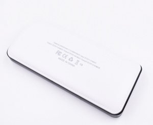 PowerBank Acumulator Extern WZY, 8000mAh , 3 iesiri USB , Alb cu Lanterna - Img 2