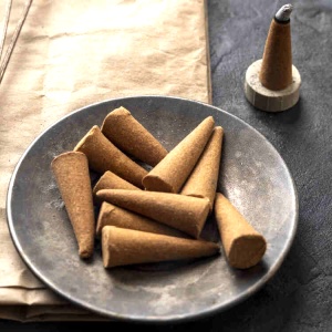 Set Palo Santo Lemn, suport rotund e-palosanto si Flori Aromate, 40 conuri parfumate (Magnolie, Trandafir Rosu, Lotus, Mii de Flori - Hem) aromaterapie - Img 4