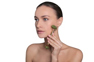 Aparat de Masaj Facial din jad Loveskin - Jade Roller - Rola de jad pentru imbunatatirea circulatiei, fermitate si intinerire