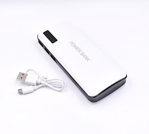 PowerBank Acumulator Extern WZY, 8000mAh , 3 iesiri USB , Alb cu Lanterna - Img 3