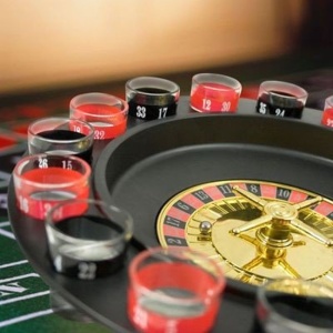 Joc Ruleta cu Shot-uri, diametru de 30cm, cu 16 pahare din sticla culoare rosu si negru si 2 bile din metal - Img 2