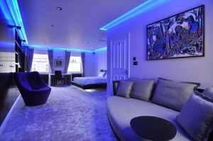 Banda LED RGB Multicolora cu Telecomanda, 300 LED-uri, Lungime 5m, Interior Exterior, Rezistenta la Apa - Img 9