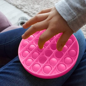 Jucarie senzoriala antistres, Pop It Now, Push Bubble, roz, 12.5 x 12.5 x 1.5 cm - Img 3