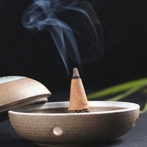 Set 40 de conuri parfumate Coco Cinnamon, Clove Cinnamon, Coconut, Cinnamon-Apple, suport din lemn, 2 conuri piramidale Palo Santo si Santal K KATHODE