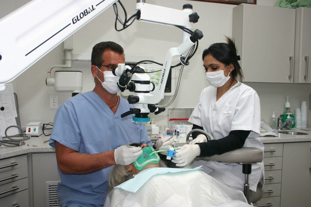 Microscopul endodontic