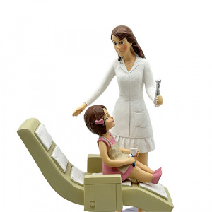 Statueta medic si fetita pacient QT075