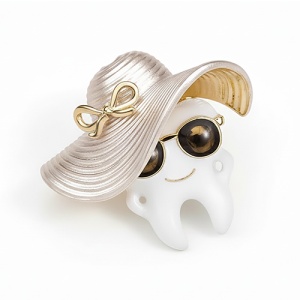 Brosa Dinte With White Hat