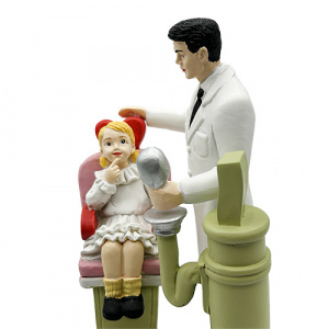 Statueta medic si fetita pacient QT075-1