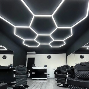 Lumină LED Hexagonală Barber Shop 14 Module + Rama 484x243 cm – Iluminare Modernă Barber Shop / Salon Frizerie 672W - Img 10